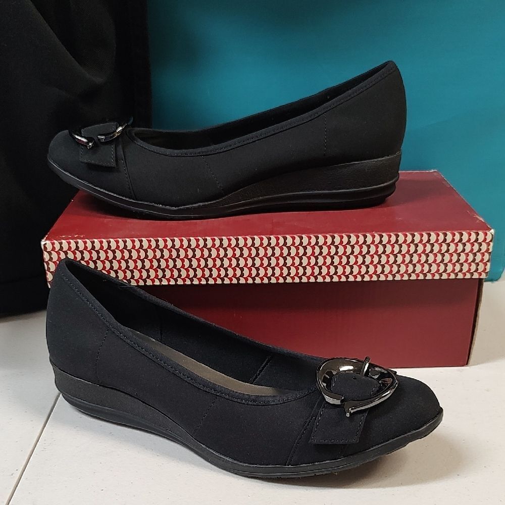 Dressbarn 7.5 WIDE Black slight wedge flats with buckle